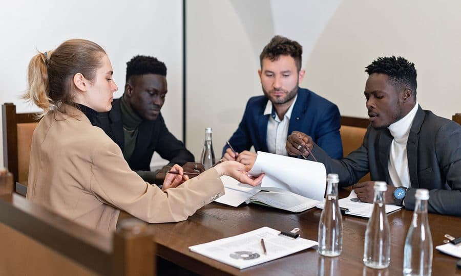 Profesionales reunidos en torno a una mesa de trabajo