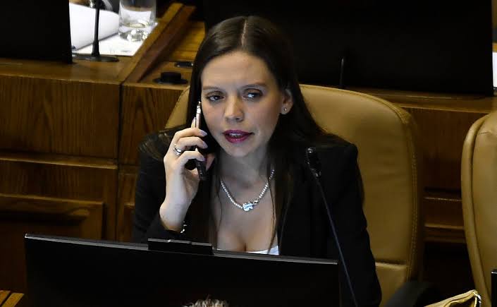 Corte de Valparaíso limita revisión de dispositivos incautados a senadora Camila Flores